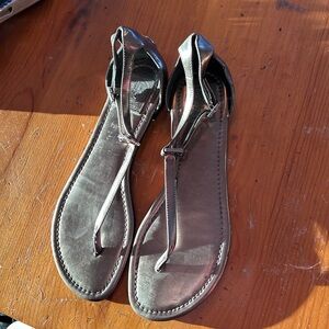 Tory Burch Silver thong flat Sandals 9.5 worn once